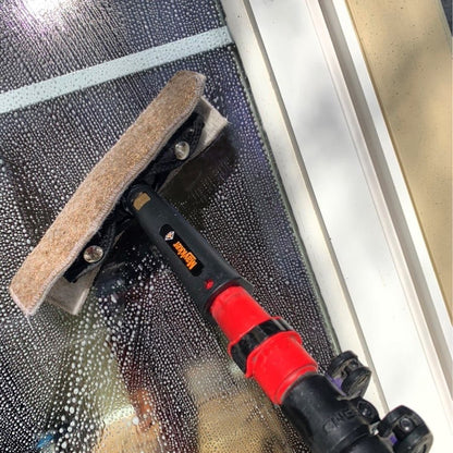 Rengöring av glas utan att repa med valnötsbeläggning.