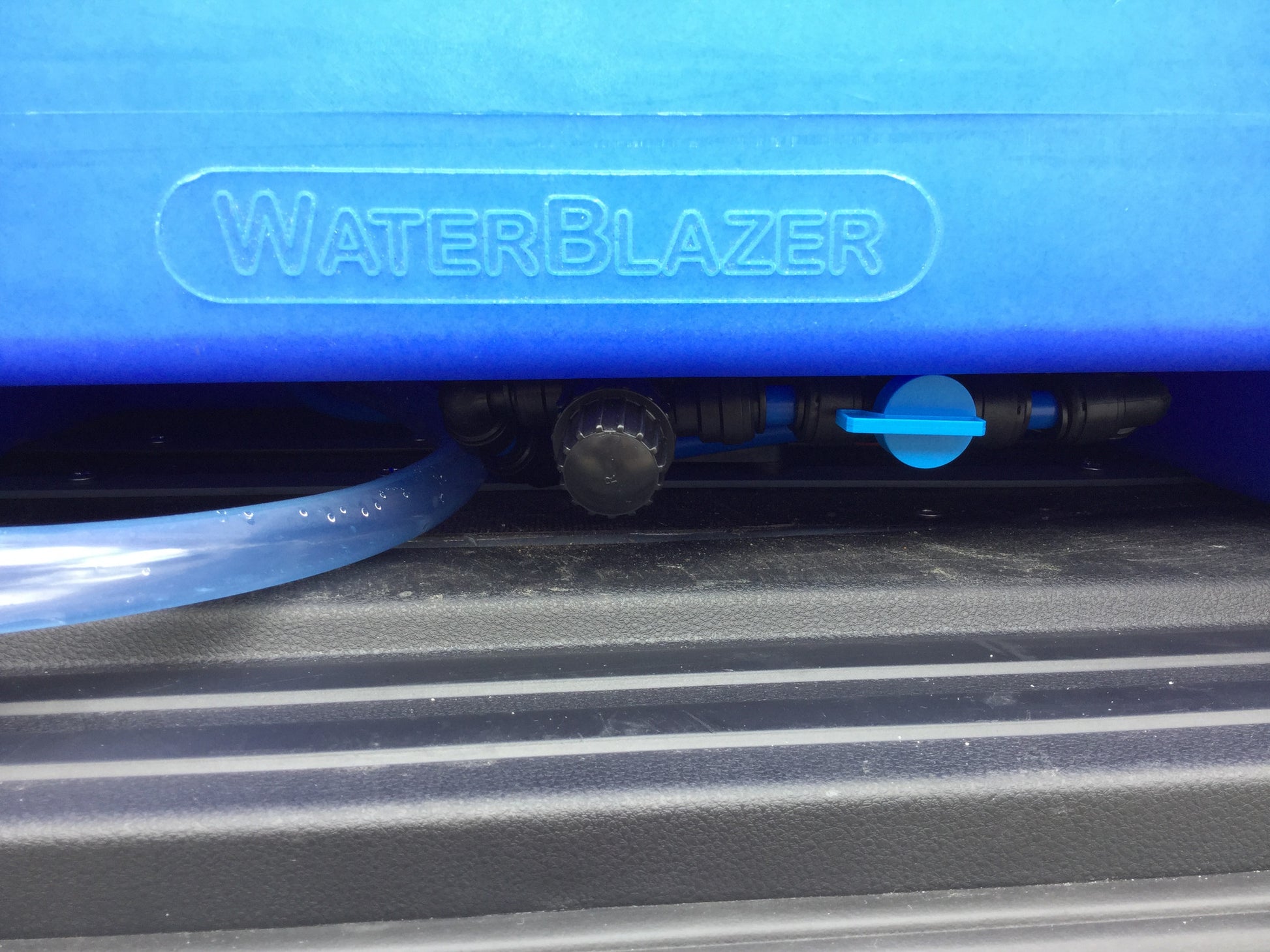 En komplett ultrarent-vattenmaskin för både fönstertvätt och fasadtvätt  rent vattenutrustning WaterBlazer fönstertvätt fönstertvätt fönsterputsning tvättanläggning vatten-maskin WaterBlazer Ultra Rent Vatten tvättanläggning WaterBlazer Vatten tvättanläggning vatten-maskin WaterBlazer inbyggnad i bilar tvättanläggning professionell rent vatten-maskin ultrarent vatten