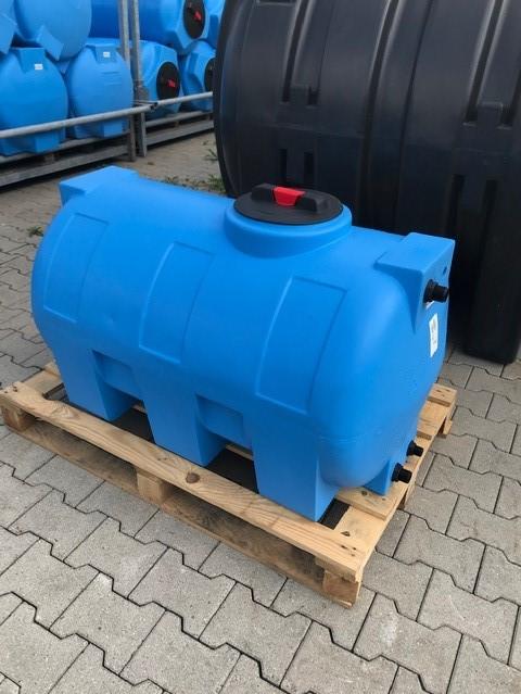 liggande tank  300 liter. 300 Liter rund RPH-blå horisontell dricksvattentank Tanken är lämplig till drickbart vatten och andra vätskor Locket är 20 cm i diameter,behållaren.